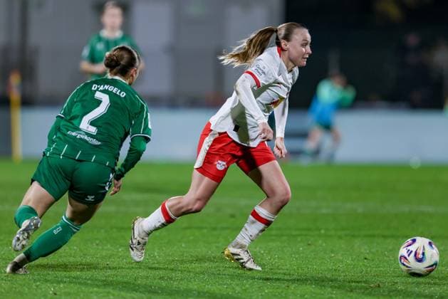 v.li.: Chiara D Angelo (SV Werder Bremen, 2) und Lou-Ann Joly (RB Leipzig, 6) im Zweikampf, Duell, Dynamik, Aktion, Action, Spielszene, DIE DFB-RICHTLINIEN UNTERSAGEN JEGLICHE NUTZUNG VON FOTOS ALS SEQUENZBILDER UND ODER VIDEOÄHNLICHE FOTOSTRECKEN. DFB REGULATIONS PROHIBIT ANY USE OF PHOTOGRAPHS AS IMAGE SEQUENCES AND OR QUASI-VIDEO., 09.11.2025, Bremen (Deutschland), Fussball, Google Pixel Frauen-Bundesliga, SV Werder Bremen - RB Leipzig