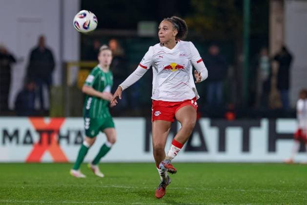 Lisa Baum (RB Leipzig, 11) am Ball, Einzelbild, Ganzkörper, Aktion, Action, Spielszene, DIE DFB-RICHTLINIEN UNTERSAGEN JEGLICHE NUTZUNG VON FOTOS ALS SEQUENZBILDER UND ODER VIDEOÄHNLICHE FOTOSTRECKEN. DFB REGULATIONS PROHIBIT ANY USE OF PHOTOGRAPHS AS IMAGE SEQUENCES AND OR QUASI-VIDEO., 09.11.2025, Bremen (Deutschland), Fussball, Google Pixel Frauen-Bundesliga, SV Werder Bremen - RB Leipzig