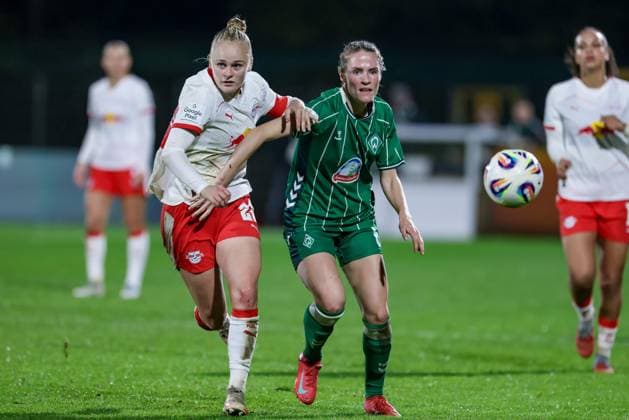 v.li.: Victoria Krug (RB Leipzig, 20) und Reena Wichmann (SV Werder Bremen, 6) im Zweikampf, Duell, Dynamik, Aktion, Action, Spielszene, DIE DFB-RICHTLINIEN UNTERSAGEN JEGLICHE NUTZUNG VON FOTOS ALS SEQUENZBILDER UND ODER VIDEOÄHNLICHE FOTOSTRECKEN. DFB REGULATIONS PROHIBIT ANY USE OF PHOTOGRAPHS AS IMAGE SEQUENCES AND OR QUASI-VIDEO., 09.11.2025, Bremen (Deutschland), Fussball, Google Pixel Frauen-Bundesliga, SV Werder Bremen - RB Leipzig