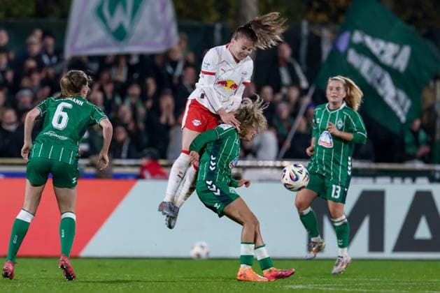 v.li.: Annabel Schasching (RB Leipzig, 16) und Amira Arfaoui (SV Werder Bremen, 8) im Zweikampf, Duell, Dynamik, Aktion, Action, Spielszene, DIE DFB-RICHTLINIEN UNTERSAGEN JEGLICHE NUTZUNG VON FOTOS ALS SEQUENZBILDER UND ODER VIDEOÄHNLICHE FOTOSTRECKEN. DFB REGULATIONS PROHIBIT ANY USE OF PHOTOGRAPHS AS IMAGE SEQUENCES AND OR QUASI-VIDEO., 09.11.2025, Bremen (Deutschland), Fussball, Google Pixel Frauen-Bundesliga, SV Werder Bremen - RB Leipzig