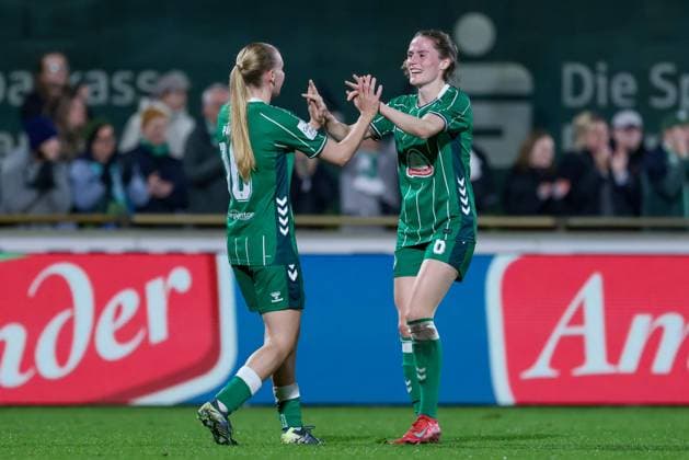 v.li.: Emöke Papai (SV Werder Bremen, 16) und Reena Wichmann (SV Werder Bremen, 6) mit Jubel über den Sieg, Freude über das gewonnene Spiel, DIE DFB-RICHTLINIEN UNTERSAGEN JEGLICHE NUTZUNG VON FOTOS ALS SEQUENZBILDER UND ODER VIDEOÄHNLICHE FOTOSTRECKEN. DFB REGULATIONS PROHIBIT ANY USE OF PHOTOGRAPHS AS IMAGE SEQUENCES AND OR QUASI-VIDEO., 09.11.2025, Bremen (Deutschland), Fussball, Google Pixel Frauen-Bundesliga, SV Werder Bremen - RB Leipzig