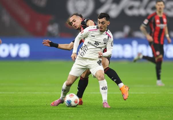 09.11.2025, Fussball Bundesliga, Eintracht Frankfurt - 1. FSV Mainz 05, v.l., Paul Nebel (FSV Mainz 05), Arthur Theate (Eintracht Frankfurt) DFL DFB REGULATIONS PROHIBIT ANY USE OF PHOTOGRAPHS AS IMAGE SEQUENCES AND OR QUASI-VIDEO. xdcx Copyright: HMBxMedia Claus