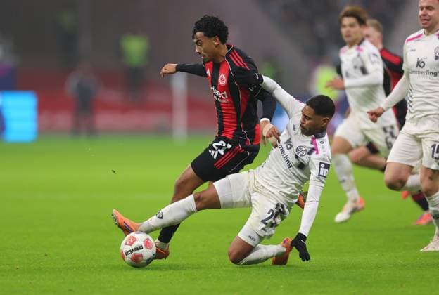 09.11.2025, Fussball Bundesliga, Eintracht Frankfurt - 1. FSV Mainz 05, v.l., Nathaniel Brown (Eintracht Frankfurt), Phillipp Mwene (FSV Mainz 05) DFL DFB REGULATIONS PROHIBIT ANY USE OF PHOTOGRAPHS AS IMAGE SEQUENCES AND OR QUASI-VIDEO. xdcx Copyright: HMBxMedia Claus