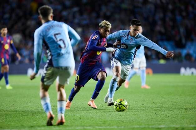 RC Celta de Vigo v FC Barcelona, Barca - LaLiga EA Sports VIGO, SPAIN - NOVEMBER 9: Lamine Yamal of FC Barcelona competes for the ball with Hugo Sotelo of Celta de Vigo during to the LaLiga EA Sports match between RC Celta de Vigo and FC Barcelona at Abanca Balaidos stadium on November 9, 2025 in Vigo, Spain. (Photo by Diego Simon Photo Players Images Magara Press) Vigo Abanca Balaidos Stadium Spain Copyright: xDiegoxSimonx