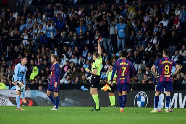 RC Celta de Vigo v FC Barcelona, Barca - LaLiga EA Sports VIGO, SPAIN - NOVEMBER 9: Frenkie de Jong of FC Barcelona is sent off for two yellow cards during to the LaLiga EA Sports match between RC Celta de Vigo and FC Barcelona at Abanca Balaidos stadium on November 9, 2025 in Vigo, Spain. (Photo by Diego Simon Photo Players Images Magara Press) Vigo Abanca Balaidos Stadium Spain Copyright: xDiegoxSimonx
