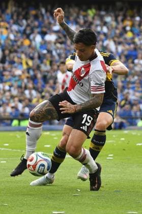 Boca Juniors v River Plate - Torneo Apertura Betano 2025 Sebastian Driussi of River Plate and Juan Barinaga of Boca Juniors play during the match between Boca Juniors and River Plate at Estadio Alberto J. Armando, in Buenos Aires, Argentina, on November 9. Buenos Aires Buenos Aires Argentina  Copyright: xFedericoxPerettix originalFilename:peretti-bocajuni251109_npxCh.jpg
