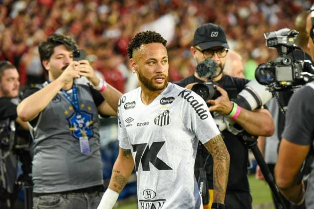 Flamengo x Santos RIO DE JANEIRO, RJ - 09.11.2025: FLAMENGO X SANTOS - Neymar greets players and staff this Sunday, November 9th, during the Brazilian Championship match, valid for the 33rd round. The teams will take the field at the Maracana stadium at 6:30 PM Brasilia time. (Photo: Carlos Santtos Fotoarena) x2839775x  CarlosxSanttos