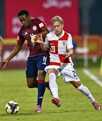 Croatia v Costa Rica: Group C - FIFA U-17 World Cup Qatar 2025 Gabrijel Sivalec (R)of Croatia and Marcos Brown of Costa Rica in action during the FIFA U-17 World Cup Qatar 2025 Group C match between Croatia and Costa Rica in Doha, Qatar, on November 9, 2025. DOHA Qatar Copyright: xNOUSHADxTHEKKAYILx
