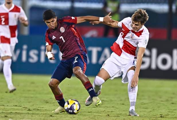 Croatia v Costa Rica: Group C - FIFA U-17 World Cup Qatar 2025 Andrija Burcar of Croatia and Isaac Badilla of Costa Rica in action during the FIFA U-17 World Cup Qatar 2025 Group C match between Croatia and Costa Rica in Doha, Qatar, on November 9, 2025. DOHA Qatar Copyright: xNOUSHADxTHEKKAYILx