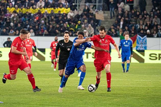 Lucerne, Switzerland, November 9th 2025 Alain Nef (Switzerland), right, and Ronaldinho (Brazil), left, in action during the Jogo Dos Famosos match between Ronaldinho and Friends and Swiss Legends at Swissporarena, Lucerne, Switzerland. (Priscila Bütler SPP) Copyright: xPriscilaxBütlerx xSPPx spp-en-PrBSp-20251109_SPP_PriscilaButler_29