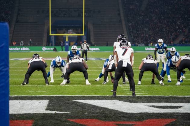 Deutschland, American Football, NFL, American Football Herren, USA Week 10, 2025 2026, Indianapolis Colts - Atlanta Falcons am 09.11. in Berlin (Olympiastadion): Falcons vor dem Snap Copyright: xSvenxHeidmannx