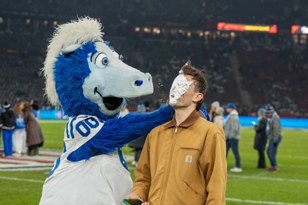 Deutschland, American Football, NFL, American Football Herren, USA Week 10, 2025 2026, Indianapolis Colts - Atlanta Falcons am 09.11. in Berlin (Olympiastadion): Blue hat nach dem Spiel seinen Spaß¦ Copyright: xSvenxHeidmannx