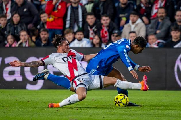 Rayo Vallecano vs Real Madrid - LaLiga EA Sports Jude Bellingham of Real Madrid (R) is in action with the ball defended by Alfonso Espino of Rayo Vallecano (L) during the LaLiga EA Sports football match between Rayo Vallecano and Real Madrid at Estadio Vallecas on November 09, 2025 in Madrid, Spain. Madrid Estadio Vallecas Madrid Spain Copyright: xAlbertoxGardinx AGardin_20251109_Foot_Liga_Rayo_ReaMad_0487
