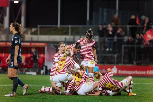 09.11.25, Frauen, Fussball, 1.BL, Saison 2025 2026, 1. FC Köln - TSG 1899 Hoffenheim, 10. Spieltag Jubel über Tor zum 1:0 durch Pauline Bremer ( 11 - 1. FC Köln) am Boden Köln Franz-Kremer-Stadion NRW Deutschland