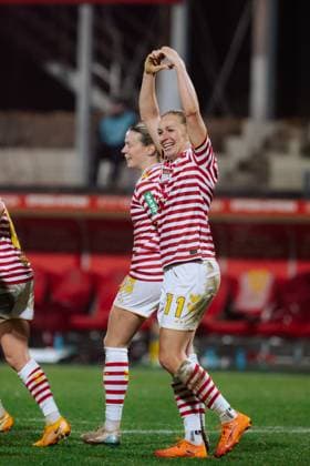 09.11.25, Frauen, Fussball, 1.BL, Saison 2025 2026, 1. FC Köln - TSG 1899 Hoffenheim, 10. Spieltag Jubel über Tor zum 1:0 durch Pauline Bremer ( 11 - 1. FC Köln) mit Herz zu den Fans Köln Franz-Kremer-Stadion NRW Deutschland