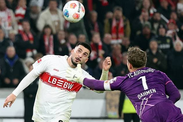 09.11.2025, xrekx, Fussball 1.Bundesliga, VfB Stuttgart - FC Augsburg v.l. Deniz Undav (VfB Stuttgart) Finn Dahmen (FC Augsburg) Zweikampf, Aktion, action, battle for the ball (DFL DFB REGULATIONS PROHIBIT ANY USE OF PHOTOGRAPHS as IMAGE SEQUENCES and or QUASI-VIDEO) Stuttgart *** 09 11 2025, xrekx, Soccer 1 Bundesliga, VfB Stuttgart FC Augsburg v l Deniz Undav VfB Stuttgart Finn Dahmen FC Augsburg Zweikampf, Aktion, action, battle for the ball DFL DFB REGULATIONS PROHIBIT ANY USE OF PHOTOGRAPHS as IMAGE SEQUENCES and or QUASI VIDEO Stuttgart