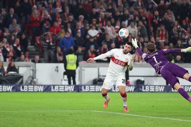 09.11.2025, xrekx, Fussball 1.Bundesliga, VfB Stuttgart - FC Augsburg v.l. Deniz Undav (VfB Stuttgart) Finn Dahmen (FC Augsburg) Zweikampf, Aktion, action, battle for the ball (DFL DFB REGULATIONS PROHIBIT ANY USE OF PHOTOGRAPHS as IMAGE SEQUENCES and or QUASI-VIDEO) Stuttgart