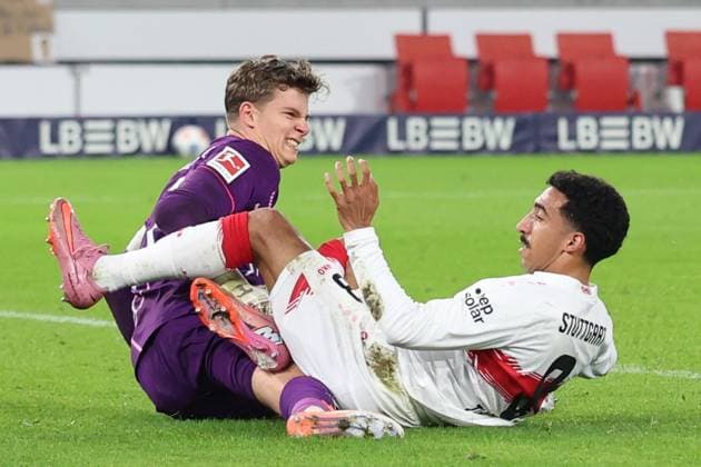 09.11.2025, xrekx, Fussball 1.Bundesliga, VfB Stuttgart - FC Augsburg v.l. Finn Dahmen (FC Augsburg) Tiago Tomas (VfB Stuttgart) (DFL DFB REGULATIONS PROHIBIT ANY USE OF PHOTOGRAPHS as IMAGE SEQUENCES and or QUASI-VIDEO) Stuttgart