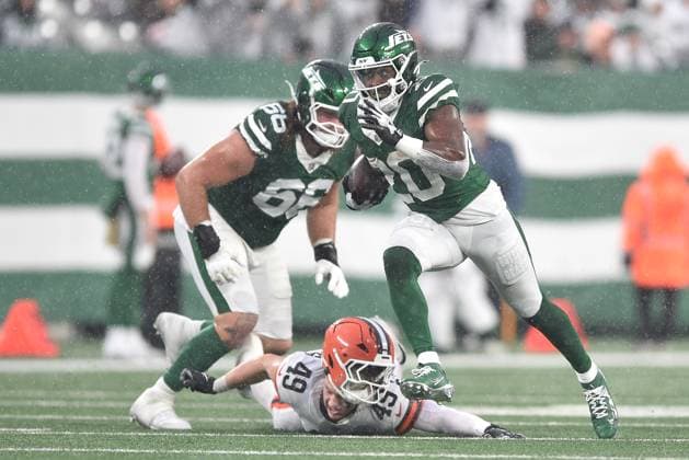 November 9, 2025, East Rutherford, New Jersey, USA: New York Jets running back HALL BREECE (20) evades the tackle of Cleveland Browns linebacker CARSON SCHWESINGER (49) in action at MetLife Stadium in East Rutherford New Jersey New York defeats Cleveland 27 to 20 East Rutherford USA - ZUMAa301 20251109_aaf_a301_006 Copyright: xBrooksxVonxArxx