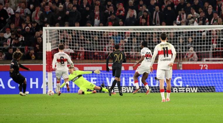 09.11.25 VfB Stuttgart - FC Augsburg Deutschland, Stuttgart, 09.11.2025, Fussball, Bundesliga, Saison 2025 2026, VfB Stuttgart - FC Augsburg: v.l. Massengo (FC Augsburg), Alexander Nübel (VfB Stuttgart); Tor 1:2 Massengo.
