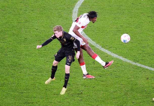 09.11.25 VfB Stuttgart - FC Augsburg Deutschland, Stuttgart, 09.11.2025, Fussball, Bundesliga, Saison 2025 2026, VfB Stuttgart - FC Augsburg: v.l. Anton Kade (FC Augsburg), Dan-Axel Zagadou (VfB Stuttgart).