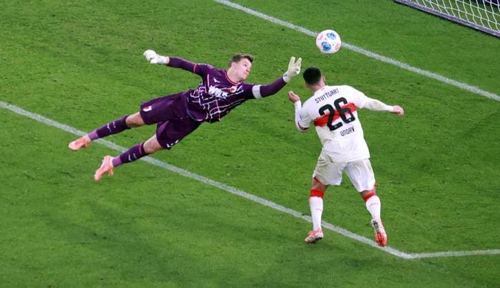 09.11.25 VfB Stuttgart - FC Augsburg Deutschland, Stuttgart, 09.11.2025, Fussball, Bundesliga, Saison 2025 2026, VfB Stuttgart - FC Augsburg: v.l. Finn Dahmen (FC Augsburg), Deniz Undav (VfB Stuttgart).