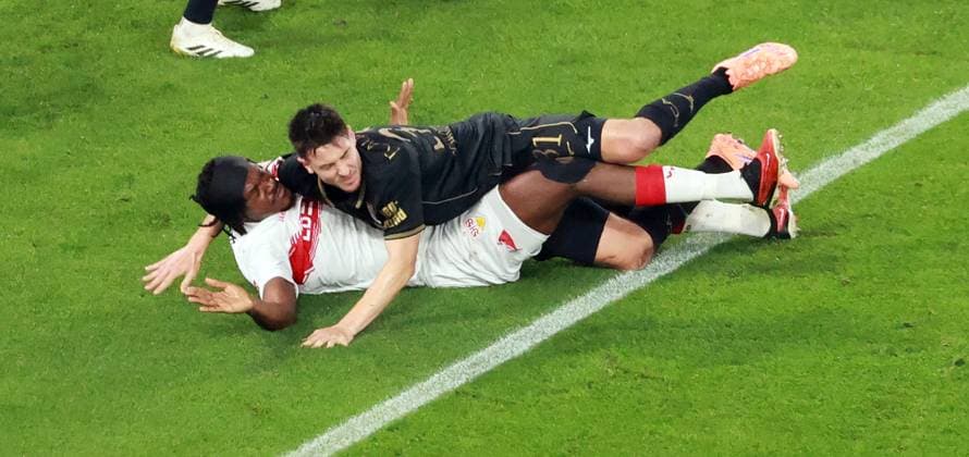 09.11.25 VfB Stuttgart - FC Augsburg Deutschland, Stuttgart, 09.11.2025, Fussball, Bundesliga, Saison 2025 2026, VfB Stuttgart - FC Augsburg: v.l. Dan-Axel Zagadou (VfB Stuttgart), Keven Schlotterbeck (FC Augsburg); Foul Elfmeter.