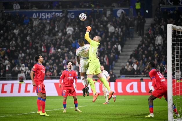 Olympique Lyonnais v Paris Saint-Germain - Ligue 1 McDonald s 2025 2026 05 MARQUINHOS (psg) - 30 Lucas CHEVALIER (psg) during the Ligue 1 McDonald s match between Lyon and Paris at Groupama Stadium on November 9, 2025 in Lyon, France. Lyon France  Copyright: xFEPx 776348198