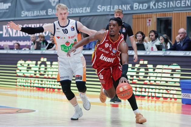 Im Bild: v.li. Lukasz Kolenda (Rostock Seawolves, 10) gegen Marcus Carr(Wuerzburg Baskets, 5) 09.11.2025, Basketball, Fitness First Wuerzburg Baskets vs. Rostock Seawolves, easyCredit BBL, 7. Spieltag, Deutschland, Wuerzburg, tectake-Arena, Copyright: HMBxMedia xJulienxBecker