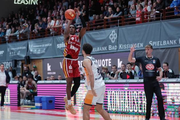Im Bild: Marcus Carr(Wuerzburg Baskets, 5) mit dem vergeblichen Buzzerbeater- Versuch 09.11.2025, Basketball, Fitness First Wuerzburg Baskets vs. Rostock Seawolves, easyCredit BBL, 7. Spieltag, Deutschland, Wuerzburg, tectake-Arena, Copyright: HMBxMedia xJulienxBecker