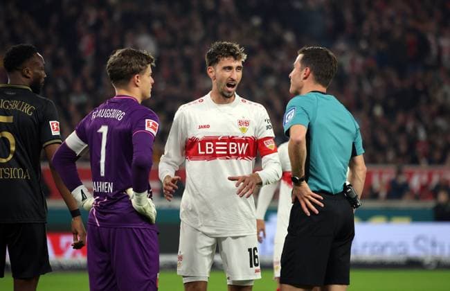 09.11.25 VfB Stuttgart - FC Augsburg Deutschland, Stuttgart, 09.11.2025, Fussball, Bundesliga, Saison 2025 2026, VfB Stuttgart - FC Augsburg: v.l. Finn Dahmen (FC Augsburg), Atakan Karazor (VfB Stuttgart), Harm Osmers (Schiedsrichter).