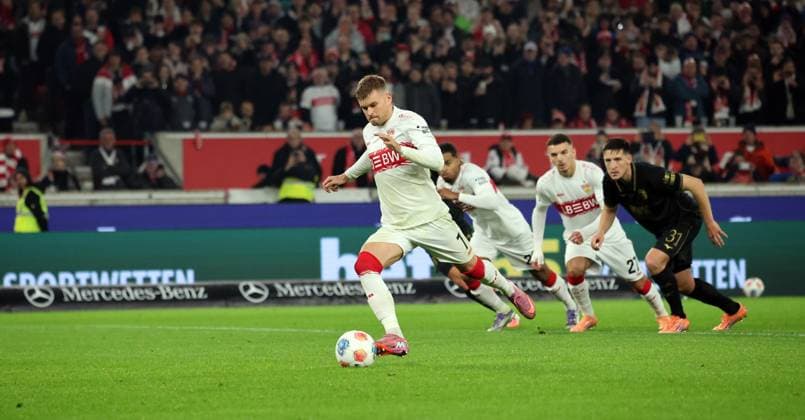 09.11.25 VfB Stuttgart - FC Augsburg Deutschland, Stuttgart, 09.11.2025, Fussball, Bundesliga, Saison 2025 2026, VfB Stuttgart - FC Augsburg: Maximilian Mittelstädt (VfB Stuttgart); Tor Elfmeter 1:1 Mittelstädt.