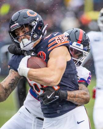 November 9, 2025: Chicago Bears Colston Loveland (84) is tackled by New York Giants Cor Dale Flott (28) during the game in Chicago, IL. CSM Chicago United States of America - ZUMAc04_ 20251109_zma_c04_205 Copyright: xMikexWulfx