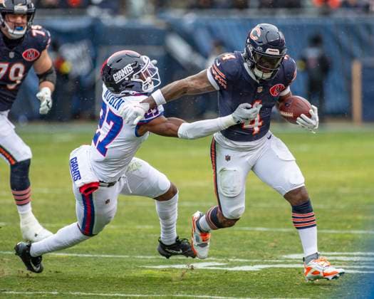 November 9, 2025: Chicago Bears D Andre Swift (4) is chased by New York Giants Tyler Nubin (27) during the game in Chicago, IL. CSM Chicago United States of America - ZUMAc04_ 20251109_zma_c04_211 Copyright: xMikexWulfx