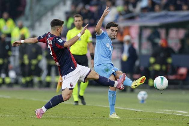 CALCIO - Serie A - Bologna FC vs SSC Napoli Bologna s Italian forward Riccardo Orsolini challenges for the ball with Napoli s Spanish defender Miguel Gutierrez during the Serie A football match Bologna vs SSC Napoli at Renato Dall Ara Stadium on November 09, 2025, Bologna. Bologna Italy  Copyright: xIPAxSport ABACAx