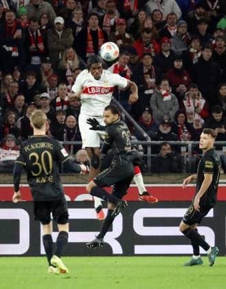 09.11.25 VfB Stuttgart - FC Augsburg Deutschland, Stuttgart, 09.11.2025, Fussball, Bundesliga, Saison 2025 2026, VfB Stuttgart - FC Augsburg: v.l. Dan-Axel Zagadou (VfB Stuttgart), Alexis Claude-Maurice (FC Augsburg).