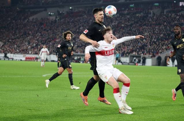 09.11.25 VfB Stuttgart - FC Augsburg Deutschland, Stuttgart, 09.11.2025, Fussball, Bundesliga, Saison 2025 2026, VfB Stuttgart - FC Augsburg: v.l. Keven Schlotterbeck (FC Augsburg), Angelo Stiller (VfB Stuttgart).