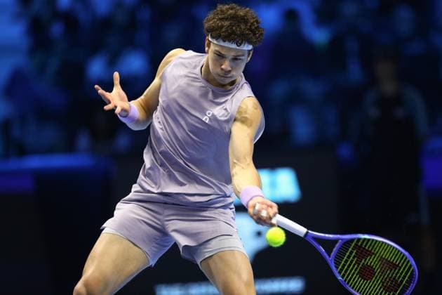 November 9, 2025, Turin, Piedmont, Italy: BEN SHELTON of United States in action against ALEXANDER ZVEREZ of Germany in their Men s Singles round robin game at the ATP, Tennis Herren Tennis Finals in Turin, Italy Turin Italy - ZUMAc179 20251109_zep_c179_239 Copyright: xMickaelxChavetx