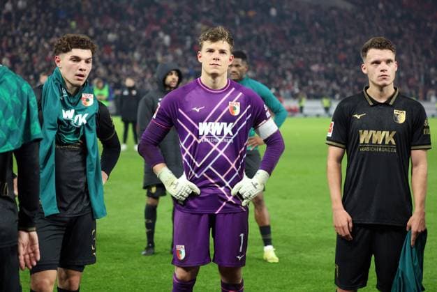 09.11.25 VfB Stuttgart - FC Augsburg Deutschland, Stuttgart, 09.11.2025, Fussball, Bundesliga, Saison 2025 2026, VfB Stuttgart - FC Augsburg: Finn Dahmen (FC Augsburg).