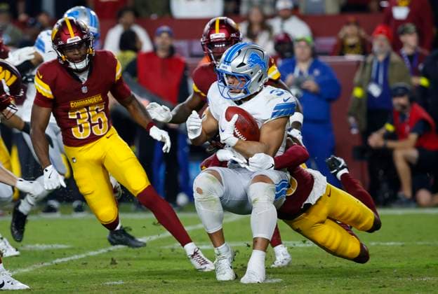 Nov 9, 2025: Detroit Lions RB KR 33 Sione Vaki is caught from behind during the Washington Commanders game against the Detroit Lions at Northwest Stadium in Landover, MD. CSM Landover United States of America - ZUMAc04_ 20251109_zma_c04_240 Copyright: xJustinxCooperx