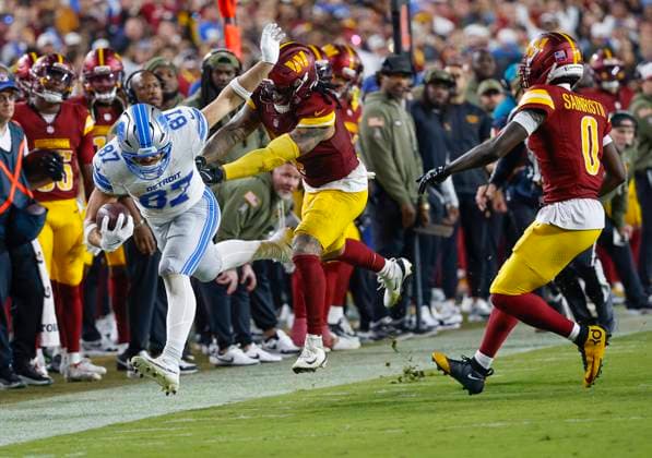 Nov 9, 2025: Detroit Lions TE 87 Sam LaPorta is pushed out of bounds by Washington Commanders LB WLB 4 Frankie Luvu during the Washington Commanders game against the Detroit Lions at Northwest Stadium in Landover, MD. CSM Landover United States of America - ZUMAc04_ 20251109_zma_c04_241 Copyright: xJustinxCooperx