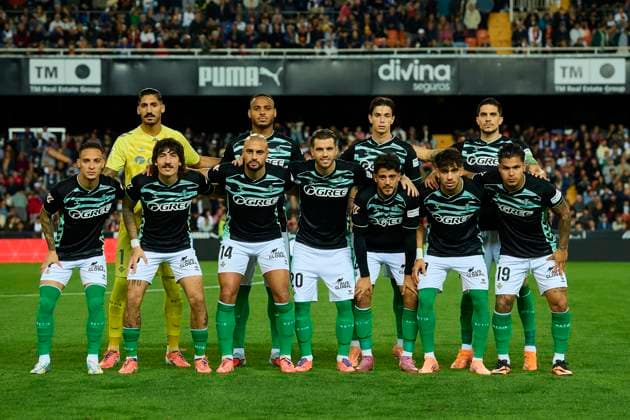 Valencia CF v Real Betis Balompie - LaLiga EA Sports VALENCIA, SPAIN - NOVEMBER 9: The Real Betis team line up, Mannschaftsbild, Totale for a photo prior to kick off to the LaLiga EA Sports match between Valencia CF and Real Betis Balompie at Mestalla stadium on November 9, 2025 in Valencia, Spain. (Photo by Francisco Macia Photo Players Images Magara Press) Valencia Mestalla Stadium Spain Copyright: xFranciscoxMaciax