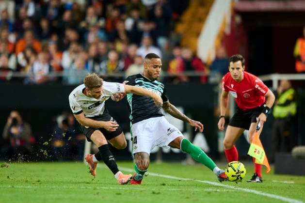 Valencia CF v Real Betis Balompie - LaLiga EA Sports VALENCIA, SPAIN - NOVEMBER 9: Natan Bernardo de Souza of Real Betis in action during to the LaLiga EA Sports match between Valencia CF and Real Betis Balompie at Mestalla stadium on November 9, 2025 in Valencia, Spain. (Photo by Francisco Macia Photo Players Images Magara Press) Valencia Mestalla Stadium Spain Copyright: xFranciscoxMaciax