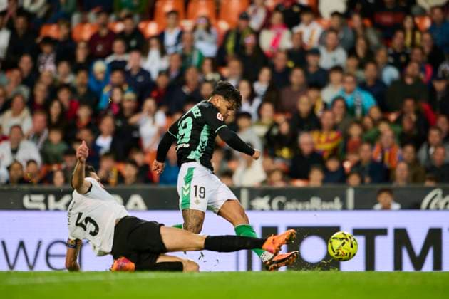 Valencia CF v Real Betis Balompie - LaLiga EA Sports VALENCIA, SPAIN - NOVEMBER 9: Cucho Hernandez of Real Betis in action during to the LaLiga EA Sports match between Valencia CF and Real Betis Balompie at Mestalla stadium on November 9, 2025 in Valencia, Spain. (Photo by Francisco Macia Photo Players Images Magara Press) Valencia Mestalla Stadium Spain Copyright: xFranciscoxMaciax