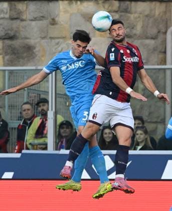 (251110) -- BOLOGNA, Nov. 10, 2025 -- Bologna s Riccardo Orsolioni (R) vies with Napoli s Miguel Gutierrez during a Serie A football match between Bologna and Napoli in Bologna, Italy, Nov. 9, 2025. (Photo by Xinhua) (SP)ITALY-BOLOGNA-FOOTBALL-SERIE A-BOLOGNA VS NAPOLI AlbertoxLingria 
