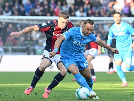 (251110) -- BOLOGNA, Nov. 10, 2025 -- Bologna s Lewis Ferguson (L) vies with Napoli s Stanislav Lobotka during a Serie A football match between Bologna and Napoli in Bologna, Italy, Nov. 9, 2025. (Photo by Xinhua) (SP)ITALY-BOLOGNA-FOOTBALL-SERIE A-BOLOGNA VS NAPOLI AlbertoxLingria 