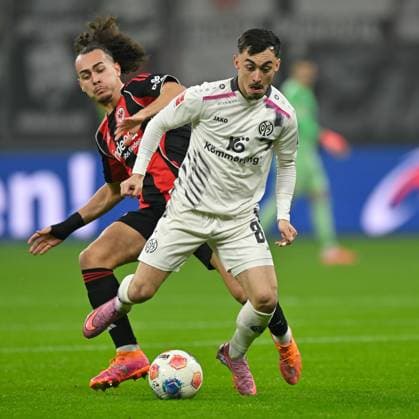 (251110) -- FRANKFURT, Nov. 10, 2025 -- Arthur Theate (L) of Eintracht Frankfurt vies with Paul Nebel of FSV Mainz 05 during the German first division Bundesliga football match between Eintracht Frankfurt and FSV Mainz 05 in Frankfurt, Germany, Nov. 9, 2025. (Photo by Xinhua) (SP)GERMANY-FRANKFURT-FOOTBALL-BUNDESLIGA-FRANKFURT VS MAINZ UlrichxHufnagel 