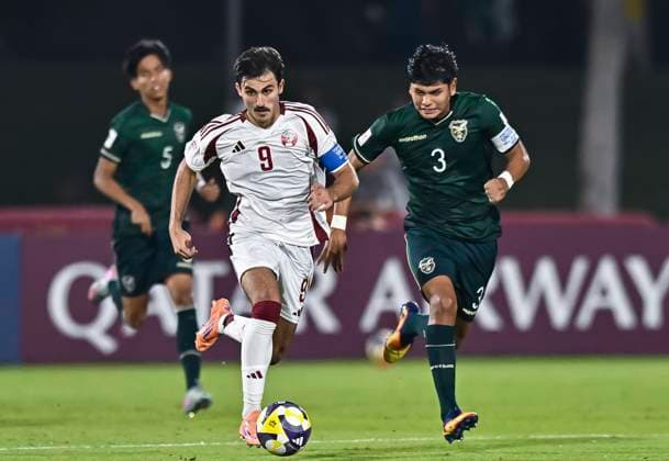 Qatar v Bolivia: Group A - FIFA U-17 World Cup Qatar 2025 Zadktit (L) of Qatar and Fernando Mena of Bolivia in action during the FIFA U-17 World Cup Qatar 2025 Group A match between Qatar and Bolivia in Doha, Qatar, on November 9, 2025. DOHA Qatar Copyright: xNOUSHADxTHEKKAYILx