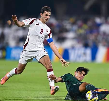 Qatar v Bolivia: Group A - FIFA U-17 World Cup Qatar 2025 Zadktit of Qatar (L) and Fernando Mena of Bolivia in action during the FIFA U-17 World Cup Qatar 2025 Group A match between Qatar and Bolivia in Doha, Qatar, on November 9, 2025. DOHA Qatar Copyright: xNOUSHADxTHEKKAYILx