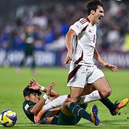 Qatar v Bolivia: Group A - FIFA U-17 World Cup Qatar 2025 Zadktit of Qatar (L) and Fernando Mena of Bolivia in action during the FIFA U-17 World Cup Qatar 2025 Group A match between Qatar and Bolivia in Doha, Qatar, on November 9, 2025. DOHA Qatar Copyright: xNOUSHADxTHEKKAYILx